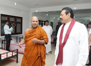 මහින්ද රාජපක්ෂ කියන්නේ සංස්කෘතියක්, ශිෂ්ඨාචාරයක්. මේ රට එතුමාට ණයයි - මැදගොඩ හිමි