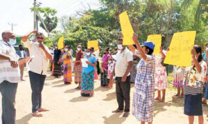 ගම සමග පිළිසඳරේදී ජනපතිගෙන් ප්‍රශ්න ඇසූ අයකුට කරුවලගස්වැව සභාපති පහර දීලා