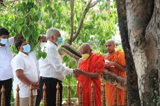 (VIDEO) රනිල් පාර්ලිම්මේන්තුවේ දිවුරු දීමෙන් පසු අභයාරාමයට ගොස් ආශිර්වාද ලබාගනී