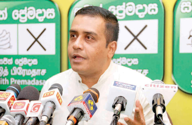 (VIDEO)“සිප් කිරි පෙවූ මූසලයන් රජ මැදුරේ; අපේ ගුරුතුමා අද තාමත් මහපාරේ” – තුෂාර ඉඳුනිල්