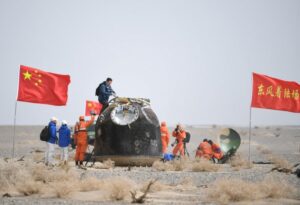 Shenzhou-13 ගගනගාමී කාර්ය මණ්ඩලය සාර්ථකව යළි පෘථිවියට පැමිණෙයි