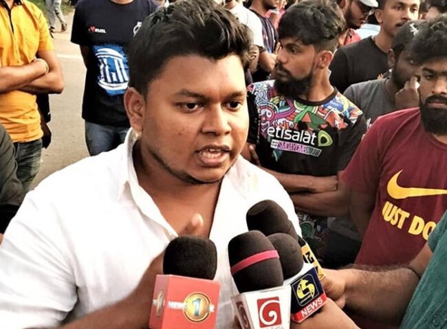 අන්තරේ ආණ්ඩුවට ඉල්ලා අස්වෙන්න කල් දෙයි; නැත්නම් පාර්ලිමේන්තුව හතර වටෙන්ම වටලන බව අනතුරු අඟවයි