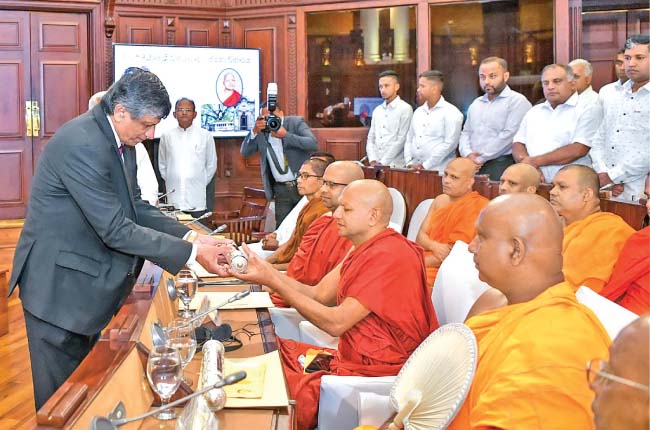 විහාරස්ථාන 5කට පූජා භූමි සන්නස් පත්‍ර පිළිගන්වයි