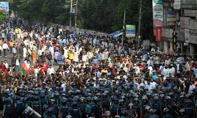 බංග්ලාදේශ අගමැතිනි Sheikh Hasinaට ඉල්ලා අස්වන ලෙස බලකරමින් විරෝධතා