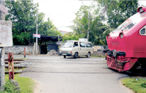 දුම්රිය හරස් මාර්ග 400ක් සඳහා ආරක්ෂිත ගේට්ටු අධික ජල, විදුලි බිල්පත් සහ වැට් බදු හේතුවෙන් රට පුරා පාන් ඇතුලු බේකරි නිෂ්පාදනය කරන ආයතන දහසකට වැඩි ප්‍රමාණයක් වසා දමා ඇති බව බේකරි හිමියන්ගේ සංගමය පවසනවා. එහි සභාපති එන්.කේ ගුණවර්ධන සදහන් කළේ, බේකරි නිෂ්පාදන මිල ඉහළ යාම, බිත්තර මිල ඉහළ යාම සහ පාරිභෝගිකයින් බේකරි නිෂ්පාදන පරිභෝජනයෙන් ඉවත් වීම නිසා බේකරි කර්මාන්තය පසුබෑමකට ලක් වී ඇති බවයි.