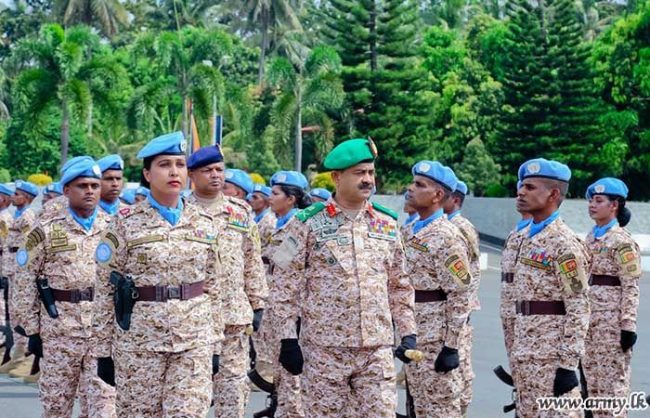 ලෙබනන සාම සාධක රාජකාරී සඳහා යන ආරක්ෂක භට කණ්ඩායමෙන් යුද හමුදාපතිට ගෞරවාචාර