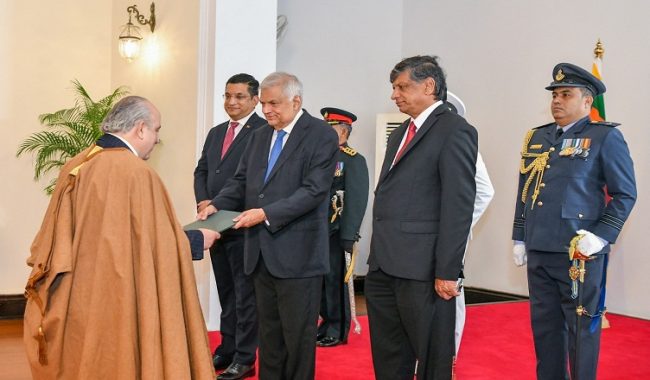 අලුත් රාජ්‍ය තාන්ත්‍රිකයෝ 14ක් ජනපතිට අක්ත පත්‍ර භාර දෙයි