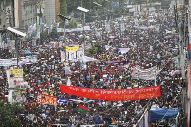 ෂෙයික් හසීනාට ඉල්ලා අස්වන ලෙස බලකරමින් බංග්ලාදේශයේ අරගලයක්