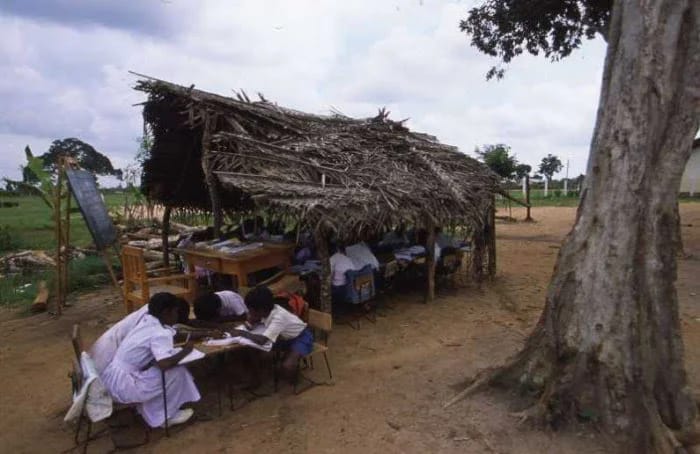 පාසල්වල පවතින අඩුපාඩුකම් ගැන ප්‍රකාශයක්