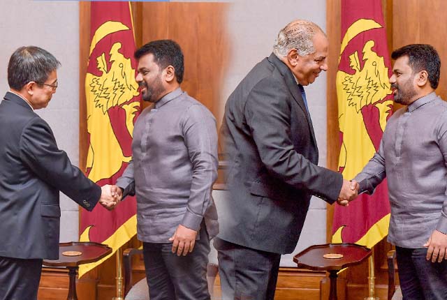 නව තානාපතිවරු දෙදෙනෙක් ජනපතිට අක්තපත්‍ර භාර දෙයි