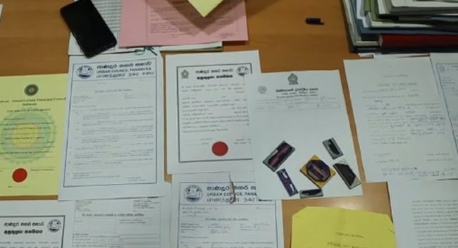 කූඨ ලේඛණ මෙන්ම රාජ්‍ය නිලධාරීන්ගේ නිල මුද්‍රා ව්‍යාජ ලෙස සකස් කළ සැකකරුවෙක් අත්අඩංගුවට