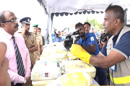 හෙරොයින් හා අයිස් මත්ද්‍රව්‍ය කිලෝග්‍රෑම් 778ක ප්‍රමාණයක් නාවික හමුදා භාරයට