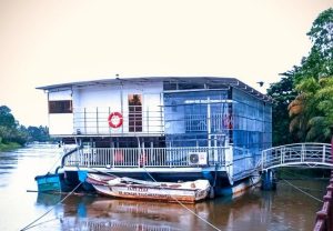 නිල්වලා ගඟ මැද ඉදිකර ඇති මහල් 2ක හෝටලය