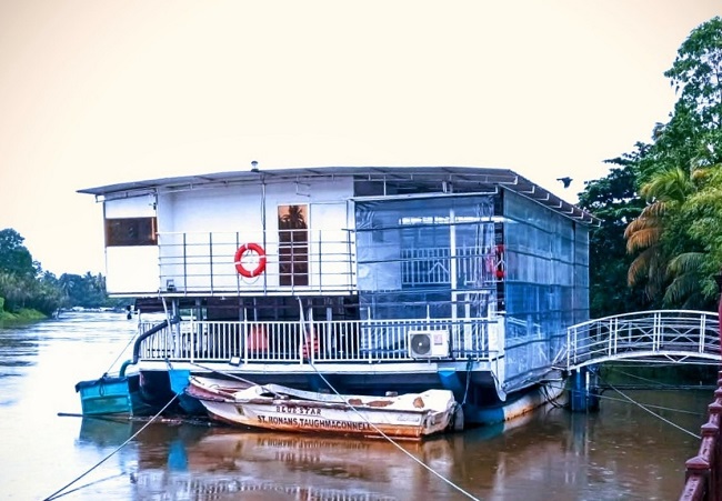 නිල්වලා ගඟ මැද ඉදිකර ඇති මහල් 2ක හෝටලය