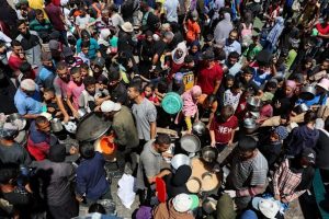 එ.ජාතීන්ගේ ආධාර ලොරි රථ ඉලක්ක කොට ඊශ්‍රායල ප්‍රහාරයක්; ගාසා තීරයේ 67ක් මරුට