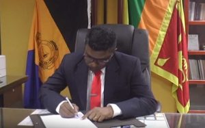 නව සුරාබදු කොමසාරිස් රාජකාරී අරඹයි