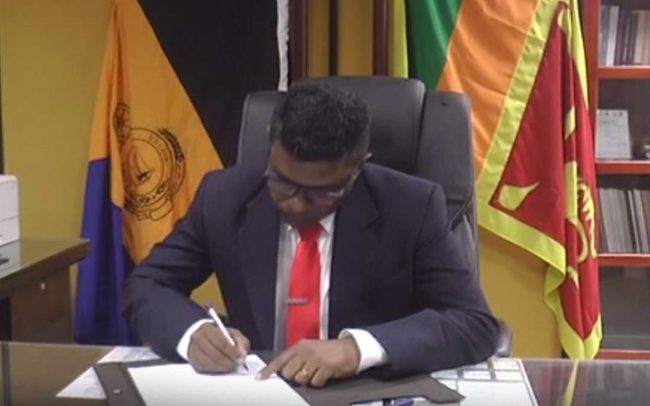 නව සුරාබදු කොමසාරිස් රාජකාරී අරඹයි