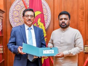ශ්‍රී ලංකා මහ බැංකුවේ 75වන සැමරුමට රු 2,000 සමරු නෝට්ටුව ජනපතිට