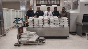 කෝටි 6කට වැඩි වටිනා අති නවීන දුරකතන; ටැබ් සමඟ 3ක් ගුවන්තොටේදී අත්අඩංගුවට