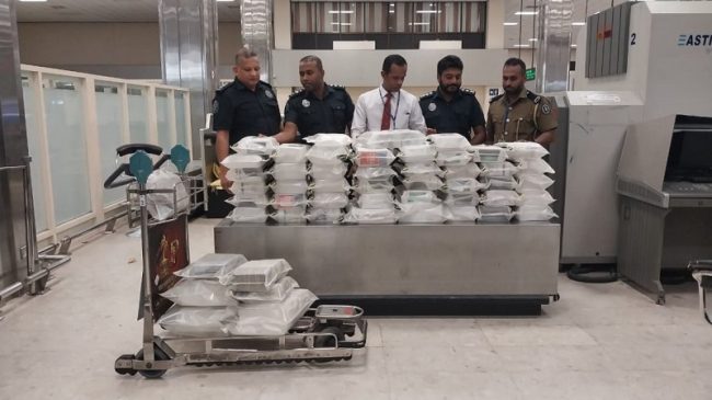 කෝටි 6කට වැඩි වටිනා අති නවීන දුරකතන; ටැබ් සමඟ 3ක් ගුවන්තොටේදී අත්අඩංගුවට