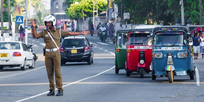 රථවාහන පොලිස් නිලධාරීන්ගේ නිල ඇඳුමට කැමරාවක්