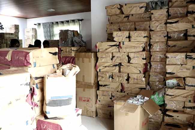 ඩුබායිවලින් මෙරටට ගෙනා හොර සුවඳ විලවුන් තොගයක් පාරිභෝගික කටයුතු පිළිබඳ අධිකාරය භාරයට