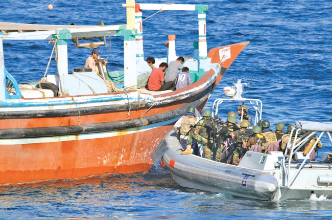 පාකිස්තාන නාවික හමුදාව ඩො.මි 130ක අයිස් කිලෝ 2,000ක් අරාබි මුහුදෙන් අල්ලයි