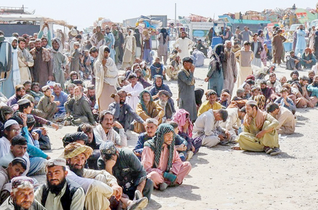 පාකි­ස්තා­නය එක් දින­යක් තුළ ඇෆ්ගන් සංක්‍ර­ම­ණි­කයෝ 7700ක් පිටු­ව­හල් කරති