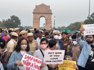 නව­දිල්ලි නුවර වායු දූෂ­ණ­යට එරෙ­හිව ජන­තාව වීදි බසී