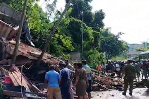 පහළ කඩුගන්නාව ප්‍රදේශ මාර්ගය සම්පුර්ණයෙන්ම වසා දමා තිබෙනවා; නායයෑමෙන් මියගිය ගණන 6 දක්වා ඉහළට