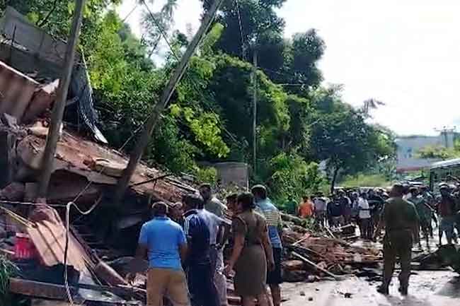 පහළ කඩුගන්නාව ප්‍රදේශ මාර්ගය සම්පුර්ණයෙන්ම වසා දමා තිබෙනවා; නායයෑමෙන් මියගිය ගණන 6 දක්වා ඉහළට