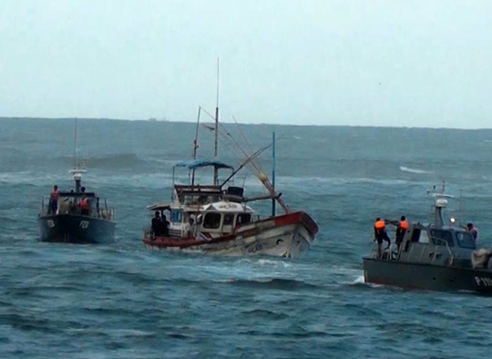 නීති විරෝධීව මසුන් ඇල්ලූ ඉන්දීය ධීවර යාත්‍රාවක් සමග 12ක් නාවික හමුදා අත්අඩංගුවට