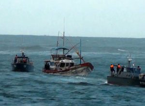 නීති විරෝධීව මසුන් ඇල්ලූ ඉන්දීය ධීවර යාත්‍රාවක් සමග 12ක් නාවික හමුදා අත්අඩංගුවට