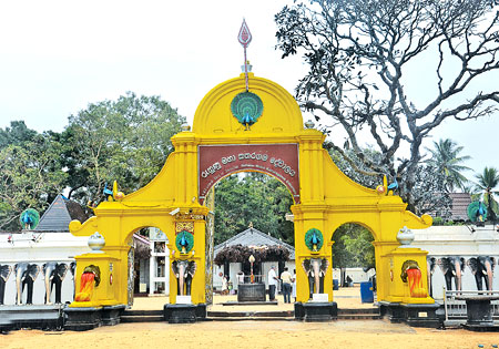 කතරගම දේවාලයේ රත්‍රංවලින් 70%ක් විකුණා ආදායම REBUILDING SRI LANKA අරමුදලට