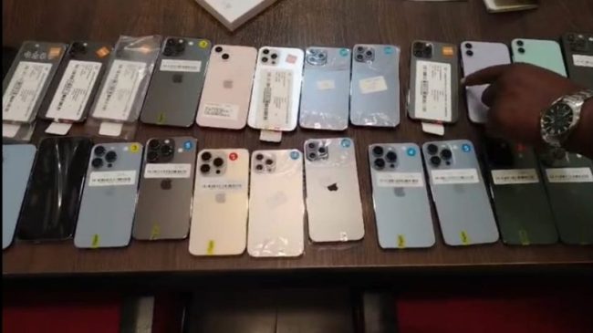 නීතිවිරෝධී රත්‍රන් සහ ඉලෙක්ට්‍රොනික උපකරණ සමඟ සැකකරුවෙක් අත්අඩංගුවට