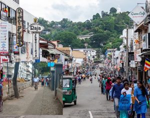 මහනුවර, පේරාදෙණිය සහ කටුගස්තොට අනවසර වෙළෙඳුන් ඉවත් කරයි