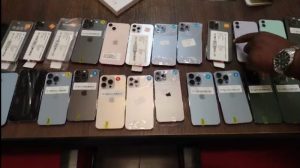 නීතිවිරෝධී රත්‍රන් සහ ඉලෙක්ට්‍රොනික උපකරණ සමඟ සැකකරුවෙක් අත්අඩංගුවට