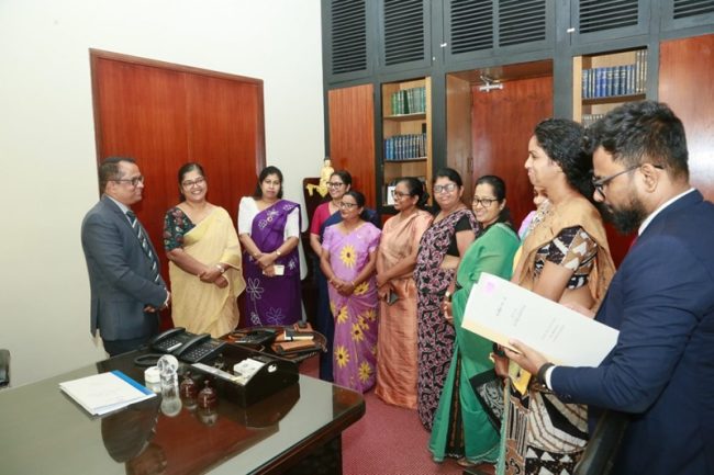 පාර්ලිමේන්තුව තුළදී මන්ත්‍රීවරියන්ට සිදුවන අපහාස වැළැක්වීමට ඉල්ලීමක්