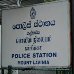 අත්අඩංගුවේ සිටි කතක් පලායාමේ සිද්ධියකට පොලිසියේ 3කගේ වැඩ තහනම්