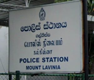 අත්අඩංගුවේ සිටි කතක් පලායාමේ සිද්ධියකට පොලිසියේ 3කගේ වැඩ තහනම්