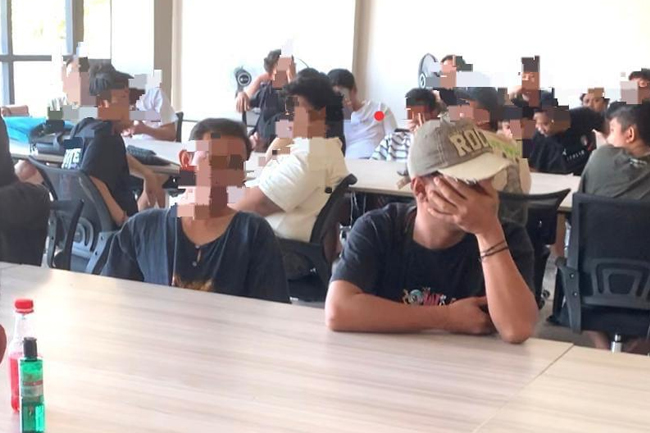 නීතිවිරෝධී ලෙස රැදී සිටි ඉන්දුනීසියානුවන් 76ක් අත්අඩංගුවට