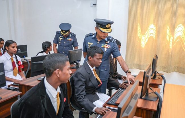 ගුවන් හමුදාවෙන් DESSFORD දෙමළ මහා විද්‍යාලයට IT පරිගණක මධ්‍යස්ථානයක්