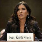 අමෙරිකාවේ ස්වදේශ කටයුතු පිළිබඳ ලේකම් ක්‍රිස්ටි නොඑම් ධුරයෙන් ඉවත් කරනවා-  ට්‍රම්ප්