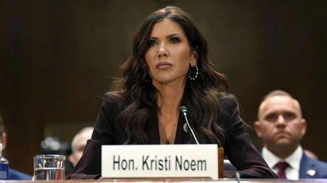 අමෙරිකාවේ ස්වදේශ කටයුතු පිළිබඳ ලේකම් ක්‍රිස්ටි නොඑම් ධුරයෙන් ඉවත් කරනවා- ට්‍රම්ප්