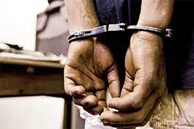 නීතිවිරෝධීව පෙට්‍රල් රැස්කළ ව්‍යාපාරිකයෙක් අත්අඩංගුවට