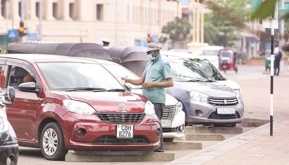 කොළඹ නගරයේ වාහන ගාල් කිරීමේදී ගාස්තු අය කිරීම් තාවකාලිකව අත්හිටුවයි