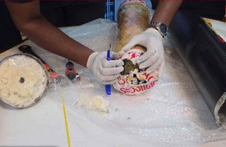 සයිලන්සර් තුළ සඟවා, කෝටි 25ක 'කුෂ්' ගෙනා පුද්ගලයෙකු රේගු භාරයට