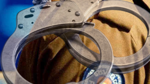 අරක්කු බෝතලයක් අල්ලස් ගත් කොස්තාපල්වරයෙකු අත්අඩංගුවට