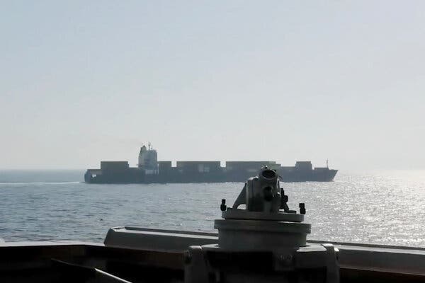 ඉරාන ධජය සහිත නෞකාවක් අමෙරිකානු නාවික හමුදා භාරයට