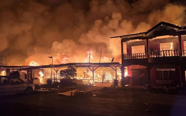 මැලේසියාවේ ගින්නකින් නිවාස 200ක් විනාශ වෙයි